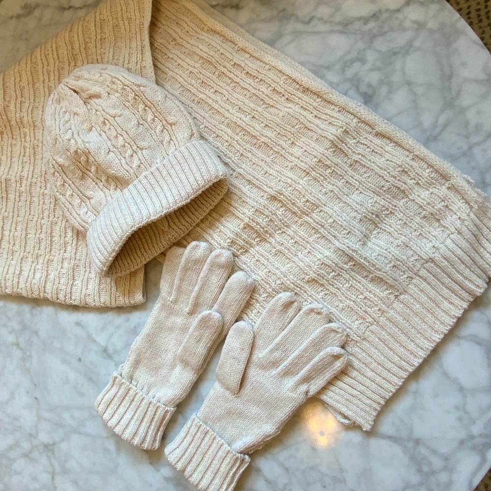 Scarf hat gloves set